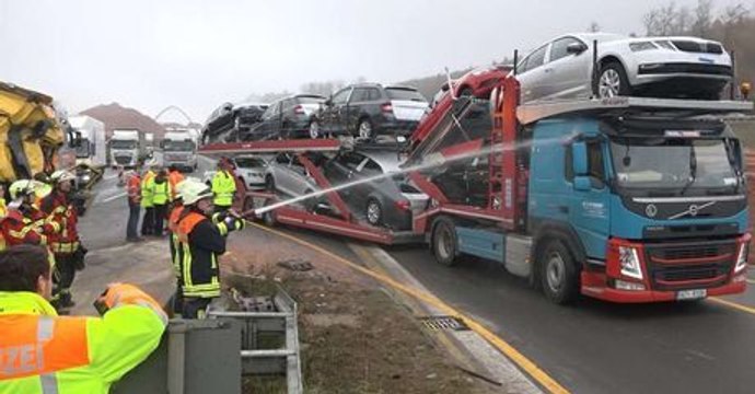 Feuerwehr bespritzt dreiste LKW-Gaffer mit Wasser