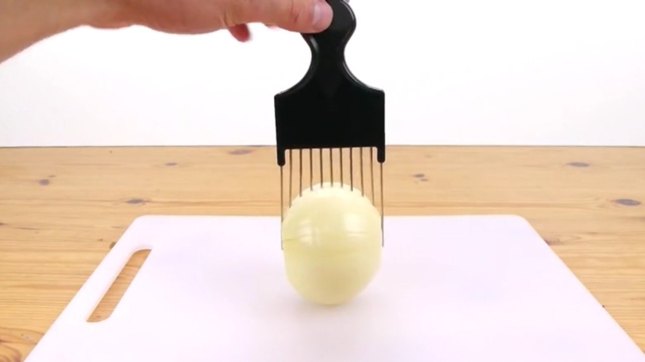Seitdem sie diesen Trick kennt, schneidet sie Zwiebeln wie ein Profi