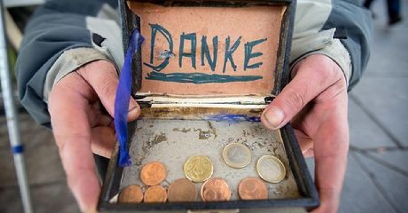 Hartz-iv-empfänger bettelt in fußgängerzone. dann bestraft ihn das jobcenter