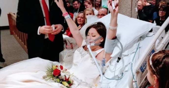 Die Braut gibt ihrem Verlobten das Ja-Wort. Nur kurze Zeit später ist sie tot.