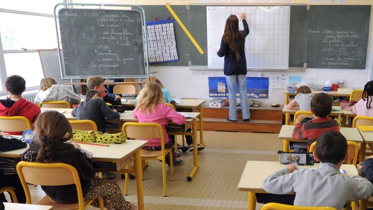 Ein Lehrer verteilt einen fragwürdigen Test an seine Schüler. Die Eltern sind empört