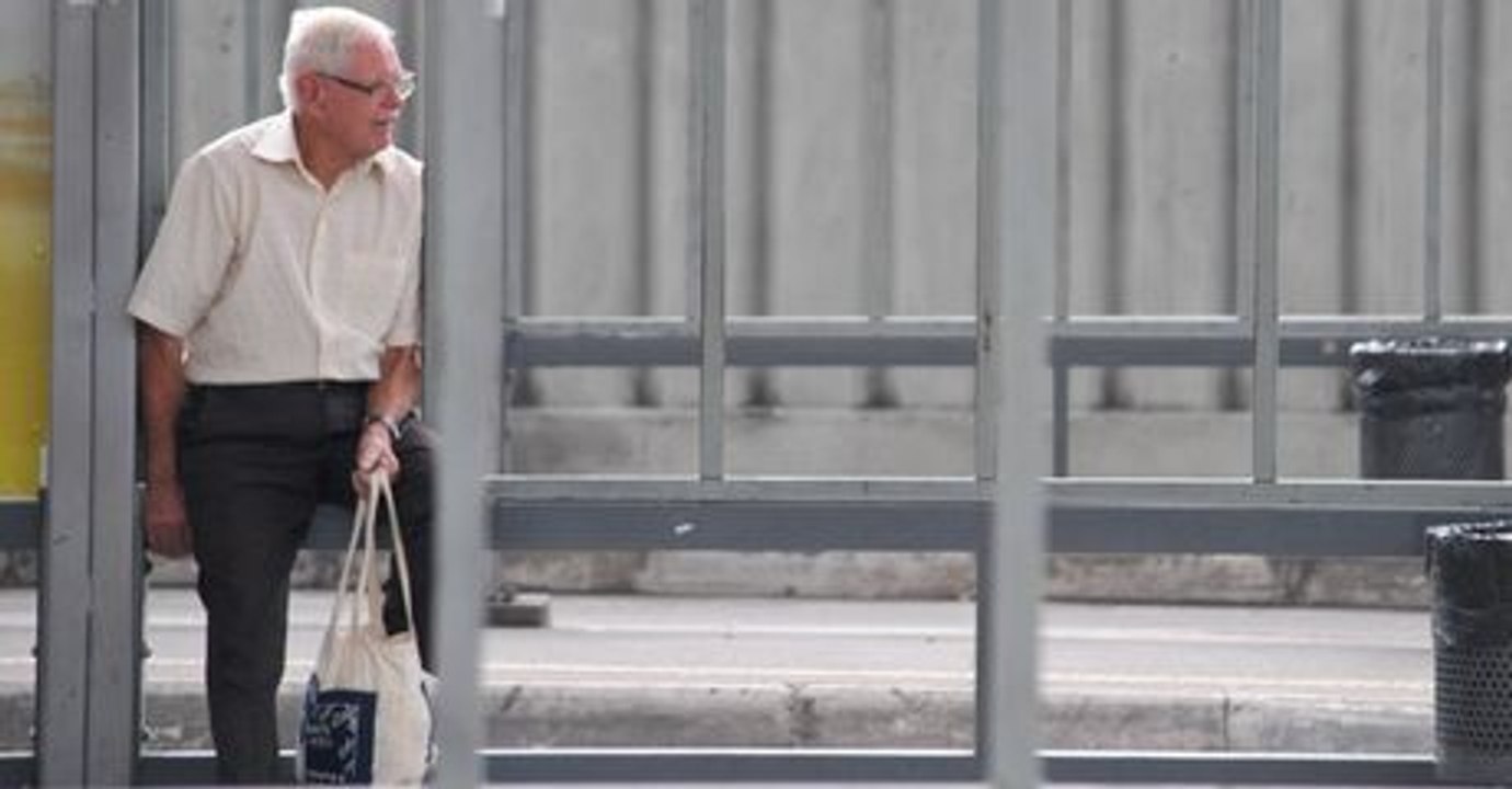 Rentner (85) ruht sich an Bushaltestelle aus. Dann rückt das Ordnungsamt an!