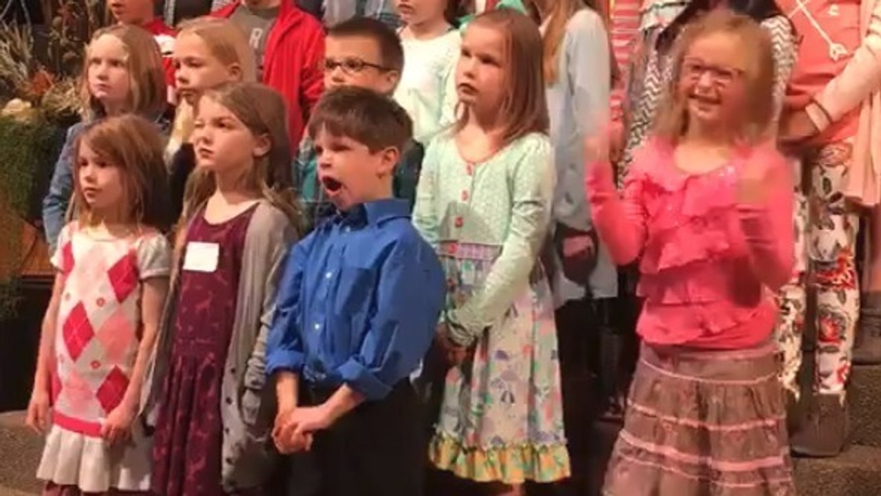 Der Chor fängt an zu singen, doch alle Augen sind nur auf das kleine Mädchen gerichtet