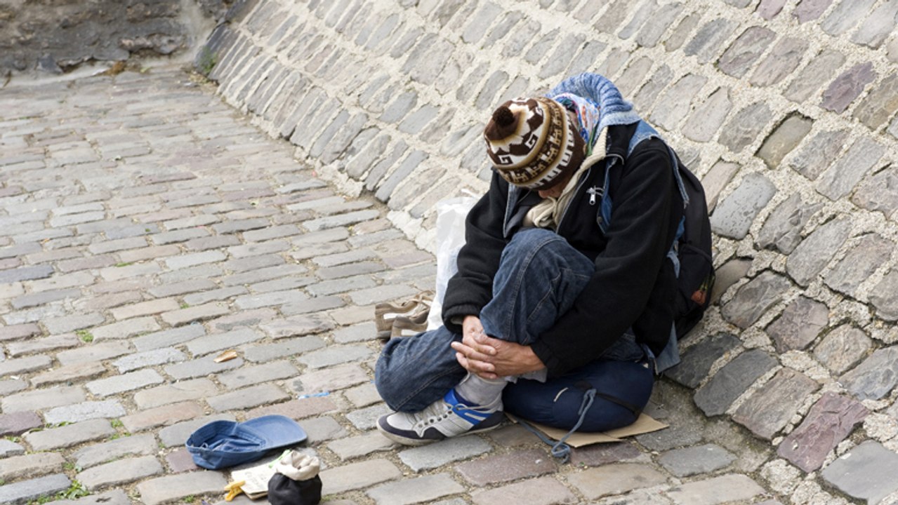 Ruiniert und fast auf der Straße lebend, wird dieser Mann zum Millionär