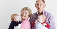Egoismus pur oder spätes Babyglück: Ehepaar wird mit 60 Jahren Eltern von Zwillingen