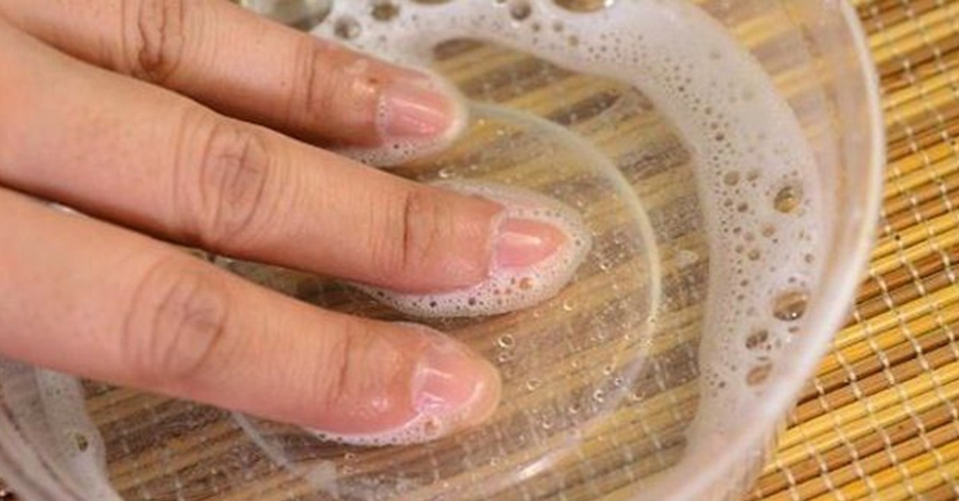 Zwei effektive Hausmittel, um vergilbte Fingernägel ganz schnell wieder aufzuhellen