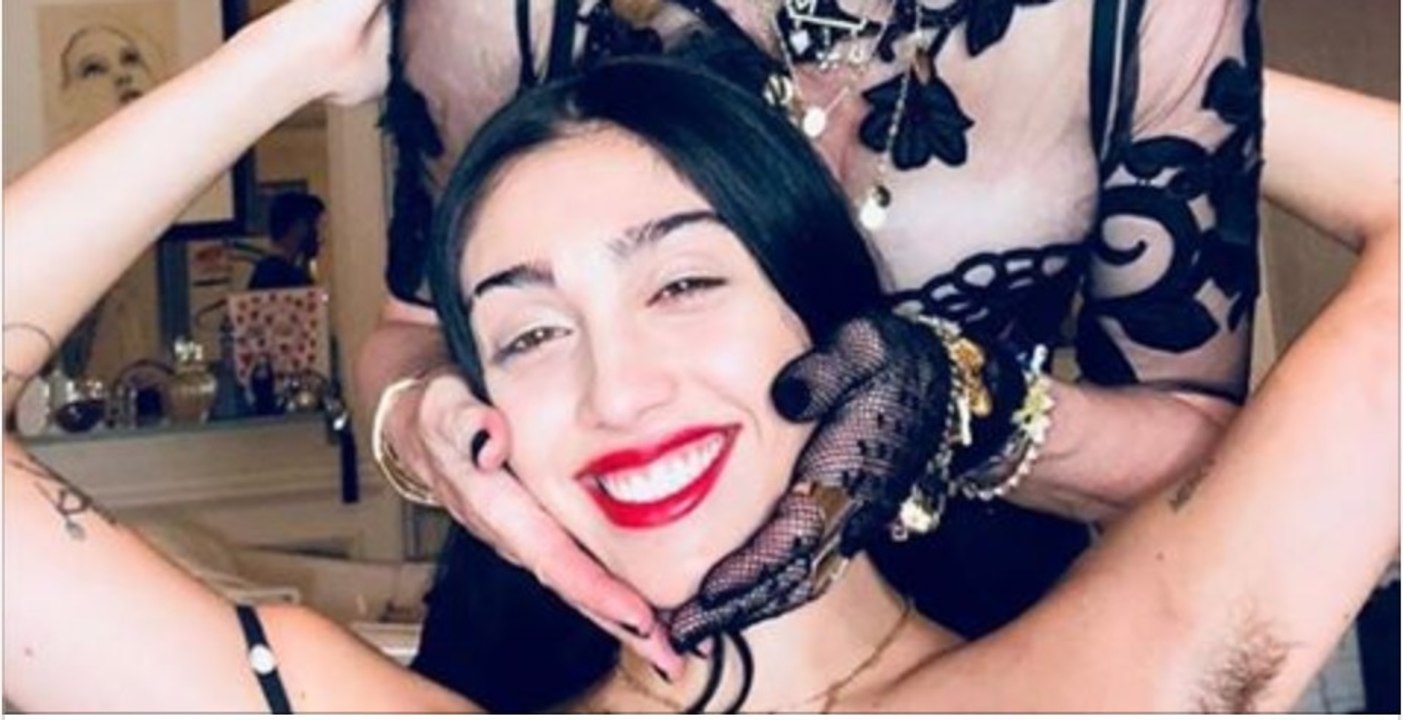 Madonnas Tochter provoziert mit diesem Neujahrsfoto eine Welle der Empörung