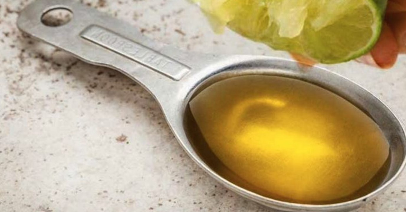 Erfahre, warum du täglich einen Löffel Olivenöl mit Zitronensaft essen solltest