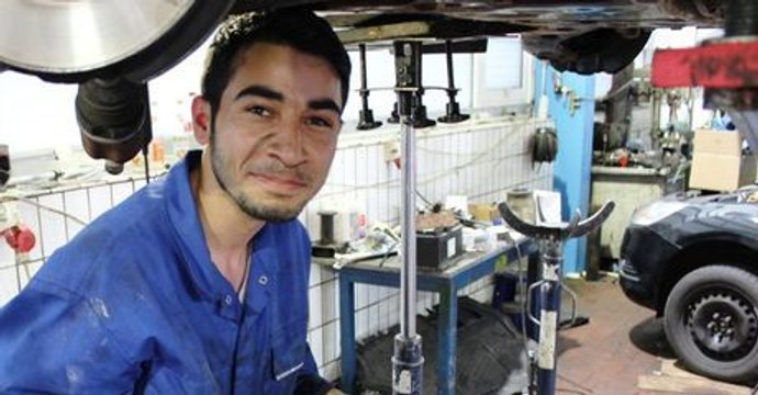 Syrischer Flüchtling bewirbt sich bei einem Autohaus. Die Antwort der Firma sorgt für Empörung
