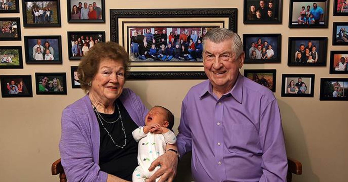 Diese Super-Großeltern begrüßen Enkel Nummer 100!