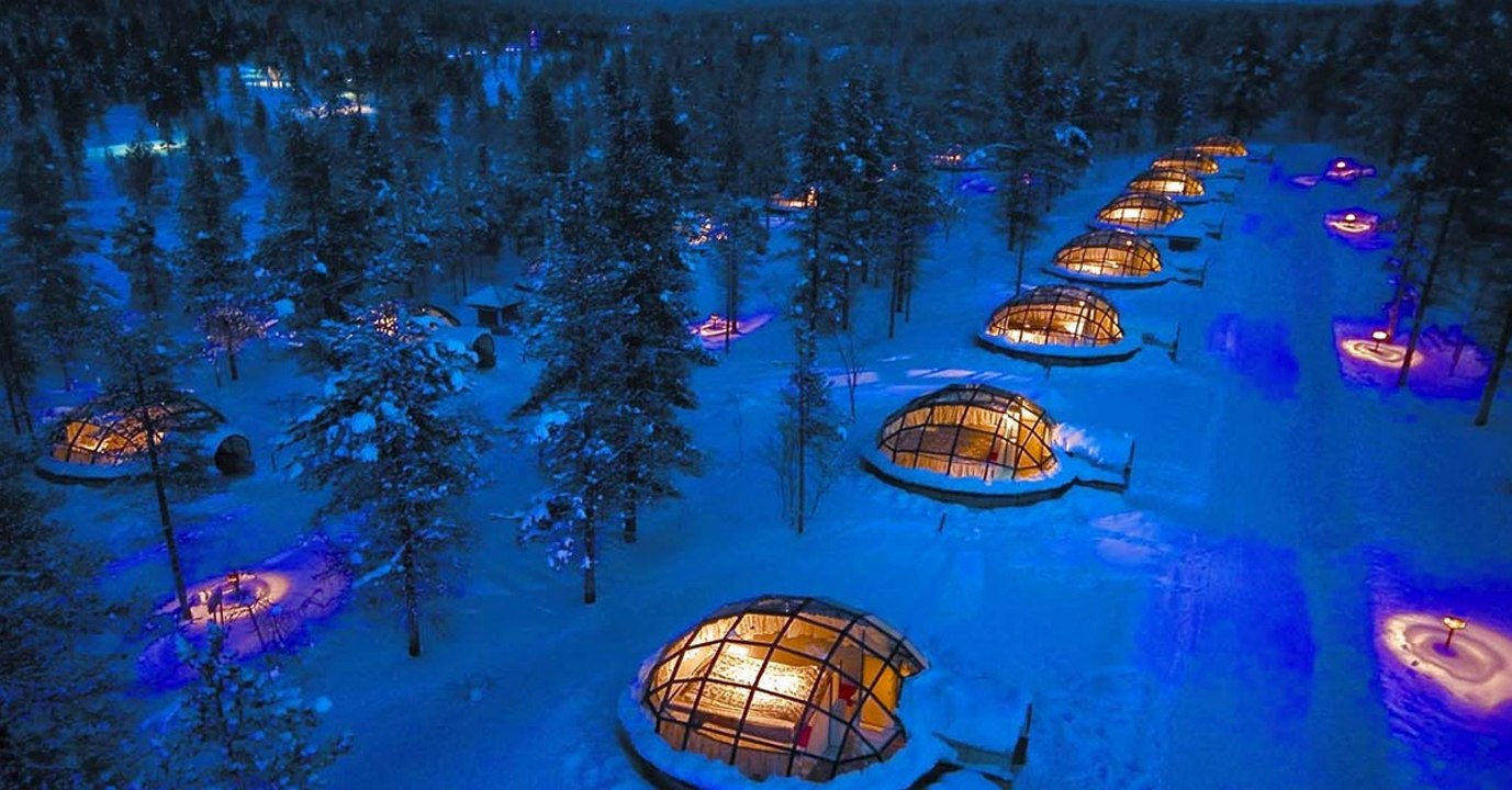 Polarlichter vom Iglu aus schauen im Kakslauttanen Arctic Resort in Finnland
