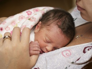 Liebkosungen sollen gut für die Entwicklung deines Babys sein