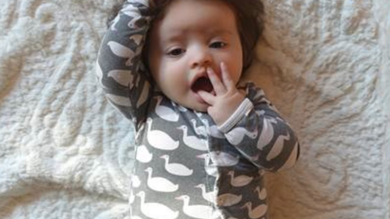 Baby wird 2 Wochen zu spät geboren: Ein Detail am Körper lässt alle staunen!