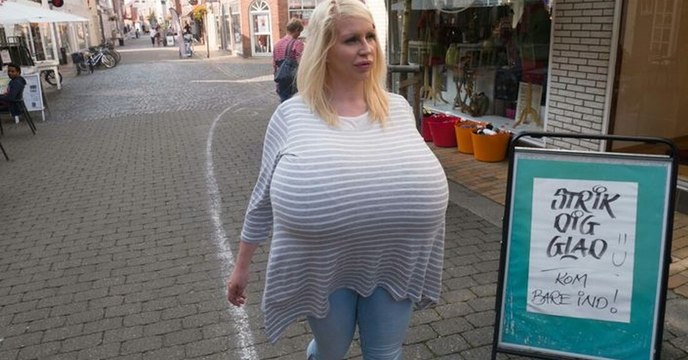 So lebt es sich als Frau mit 18 Kilo Holz vor der Hütte