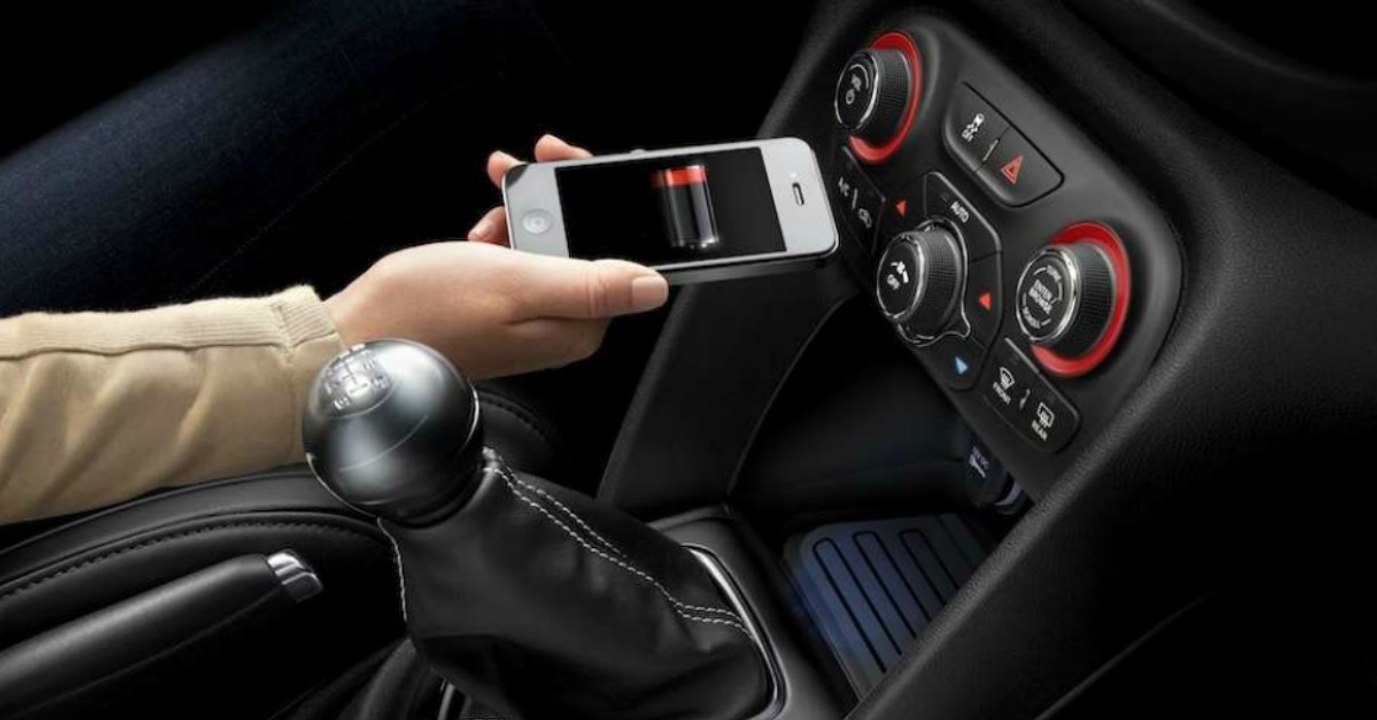 Handy und Smartphone im Auto laden: Keine gute Idee am Zigarettenanzünder