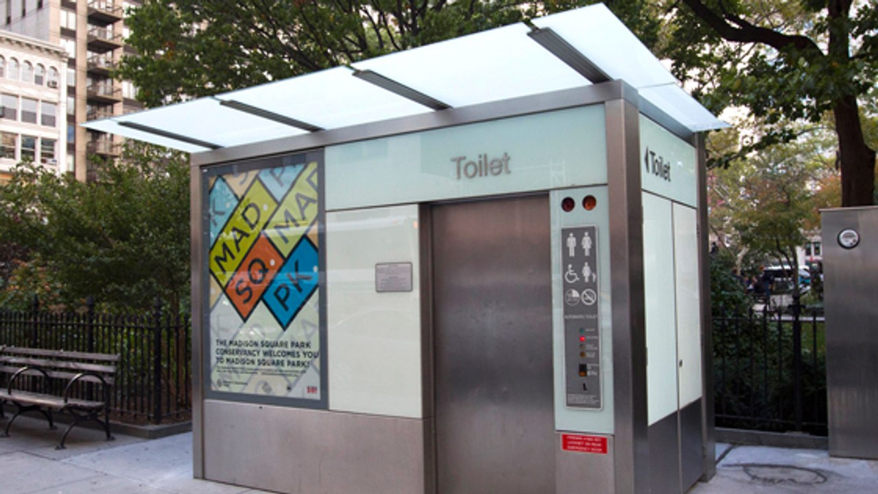 In New York werden Herrentoiletten mit einem neuen Service ausgestattet
