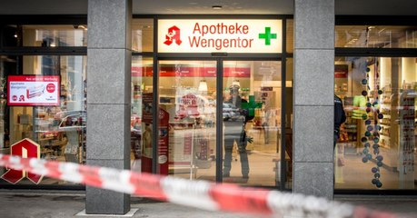 Frau überfällt Apotheke mit Muttermilch-Attacke