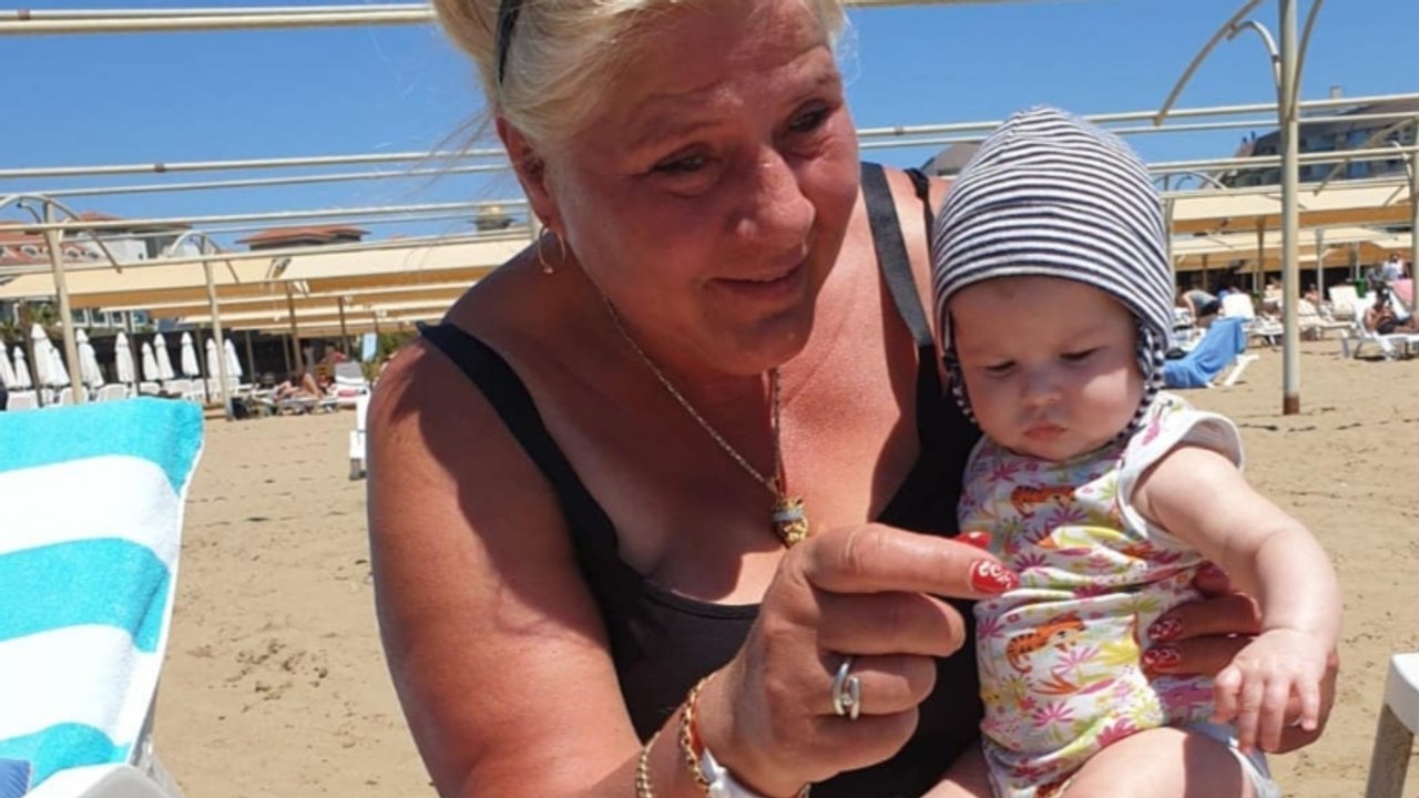 Silvia Wollny mit ihrer Enkelin am Strand: Ein Detail auf dem Foto regt alle auf!
