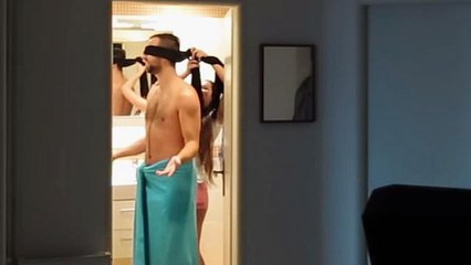 Seine Freundin verbindet ihm die Augen für eine Überraschung, aber er bereut es schnell, mitgemacht zu haben!