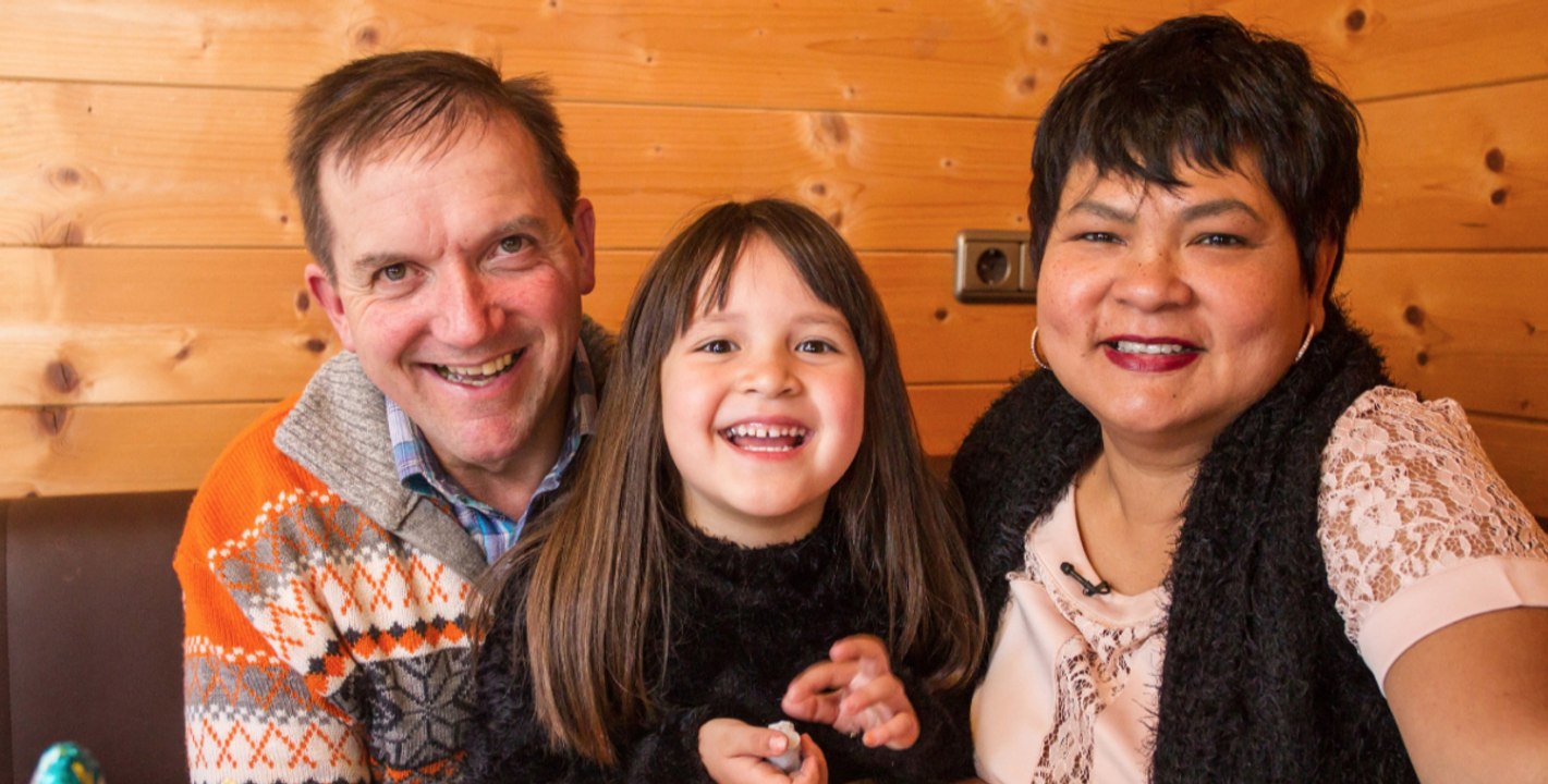 Peinliche Szene: Anonymer Mann fotografiert Josef und Narumol heimlich am Flughafen