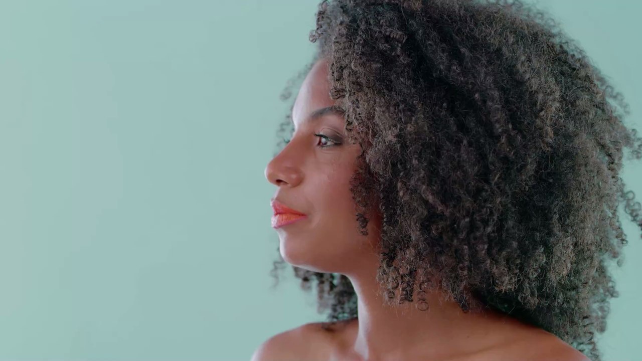 Locken und krause Haare: So pflegt ihr eure Haare richtig