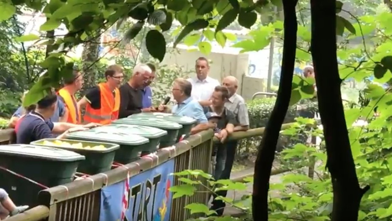 Sie werfen 3000 Tiere aus der Mülltonne ins Wasser. Schaulustige strömen in Massen an!