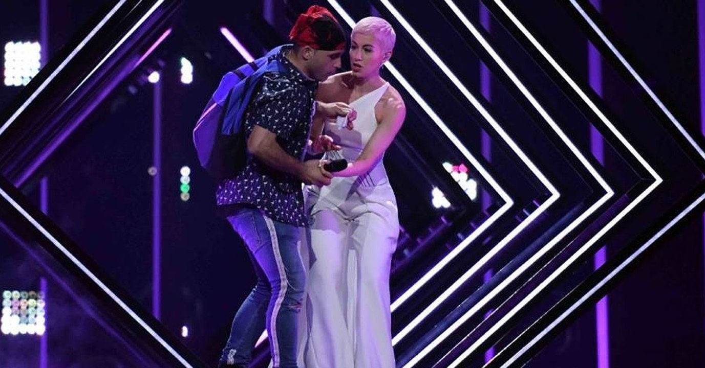 Eurovision: britische sängerin surie gibt interview nach flitzer-vorfall