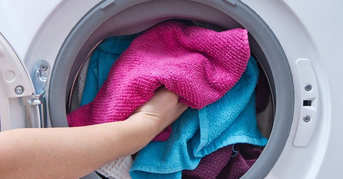 Grauschleier entfernen: So bleiben die Farben deiner Kleidung länger schön