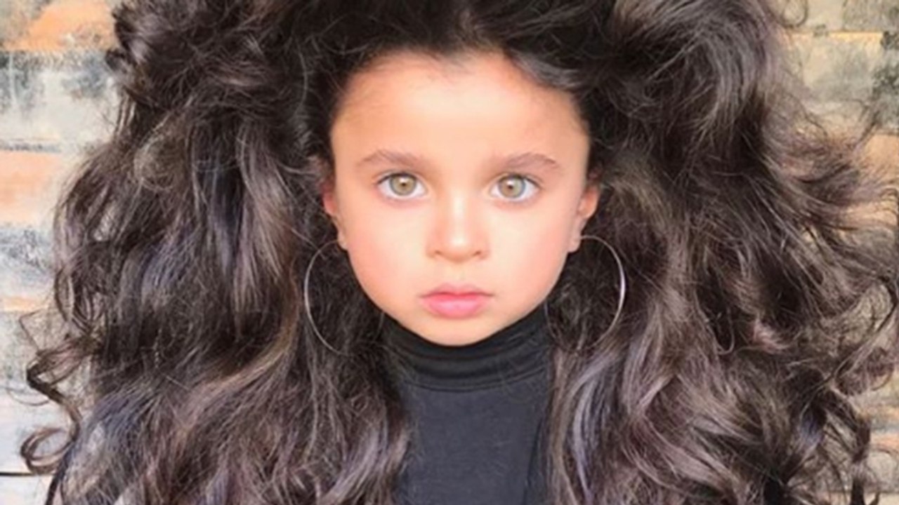 Angst und Sorge um Mädchen mit faszinierender Haarpracht