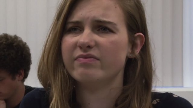 Sie muss dringend aufs Klo, doch der Lehrer will nicht. Dann greift sie zu einem anderen Mittel