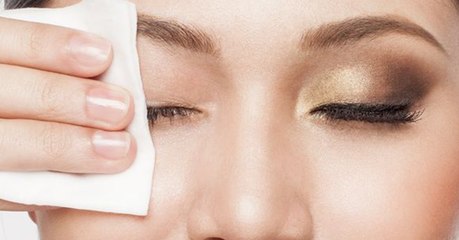 Deshalb solltest du dich vor dem Schlafengehen unbedingt abschminken