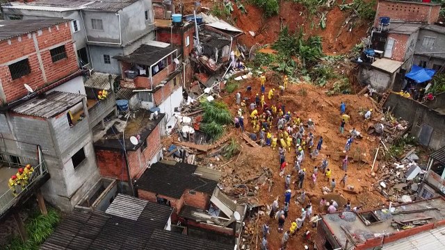 Bolsonaro sobrevoa áreas atingidas pelas chuvas em SP