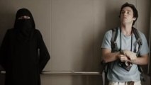 Aufzug: Mann und Frau mit Burka bleiben im Fahrstuhl stecken