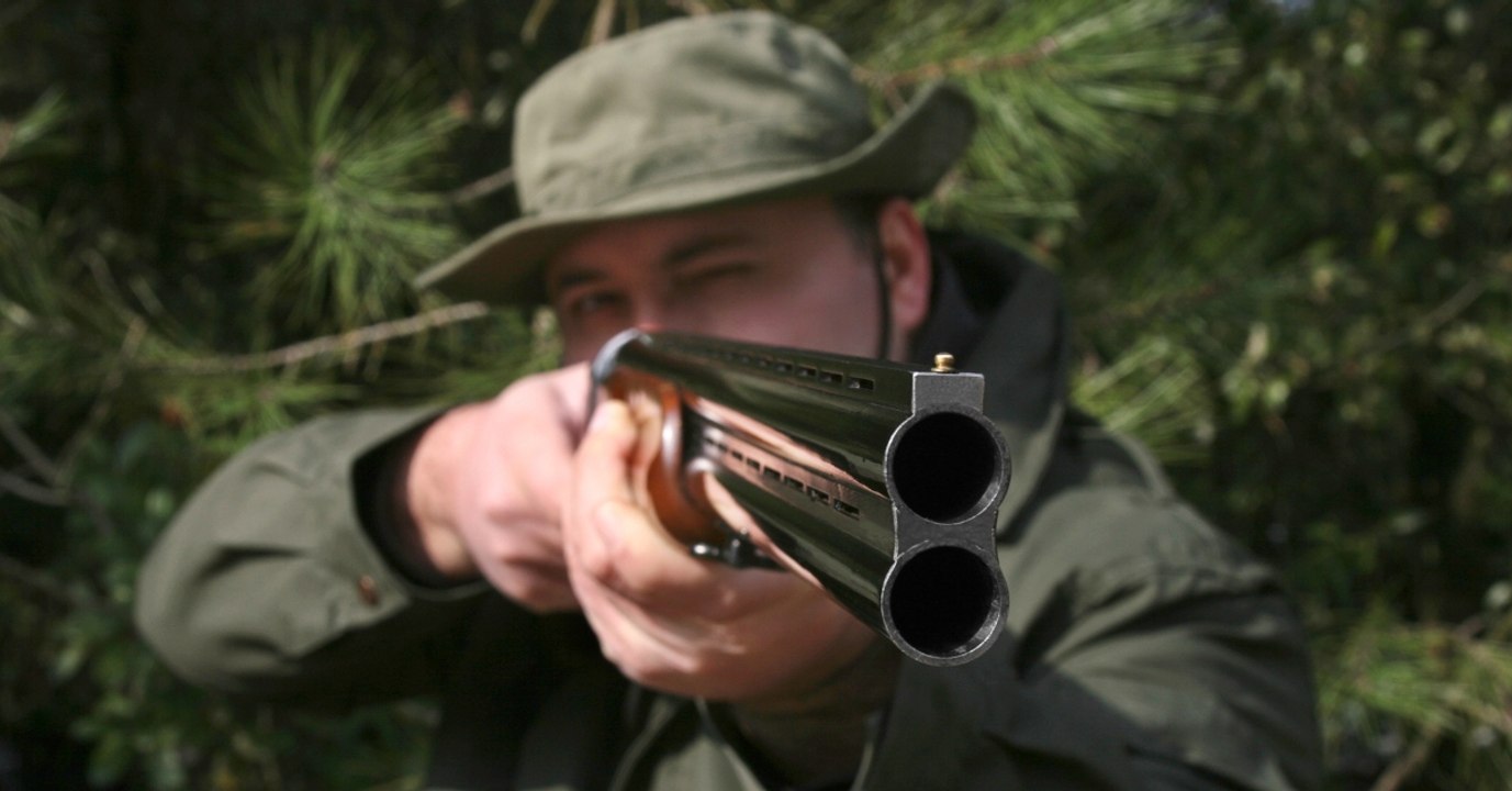 Auf frischer Tat ertappt! Mann jagt vorm Aussterben bedrohtes Tier