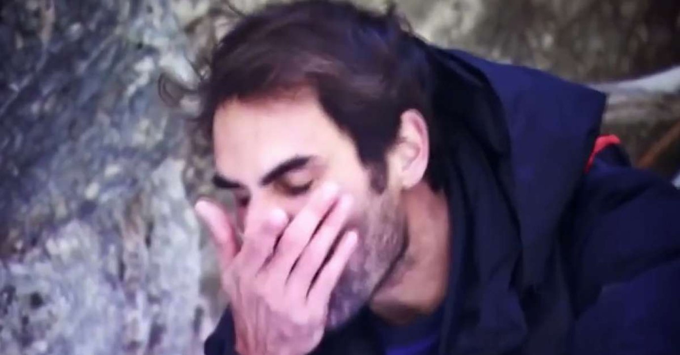 Zuschauer trauen ihren Augen nicht, als Roger Federer es einfach in den Mund steckt