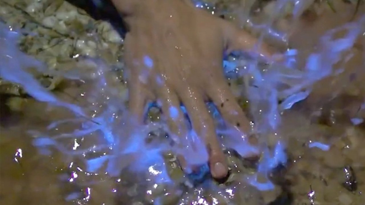 An diesem Strand funkelt das Wasser blau, wenn man es berührt