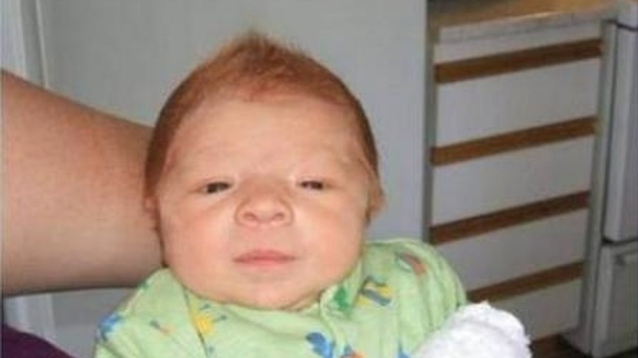 Vater verkauft sein Baby, weil es rote Haare hat