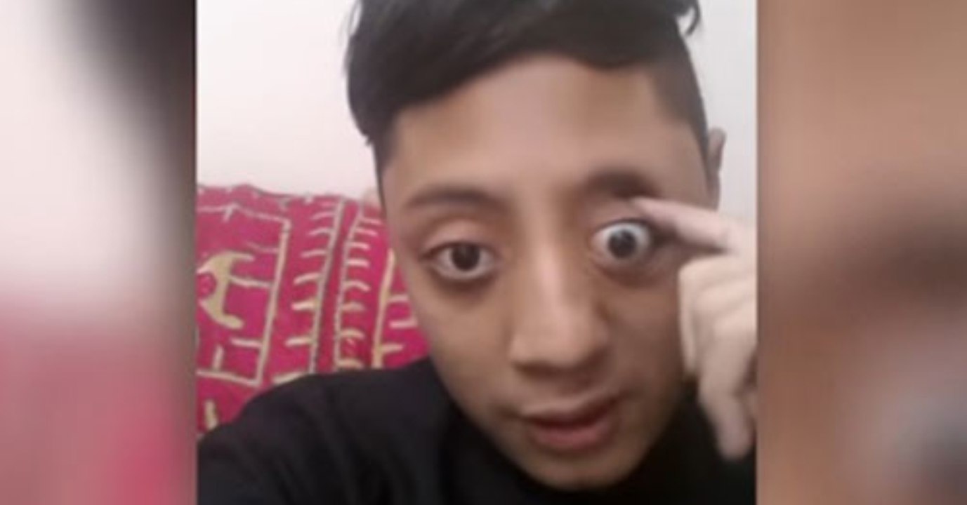 Was dieser junge Pakistaner gleich mit seinen Augen macht, glaubt man kaum!