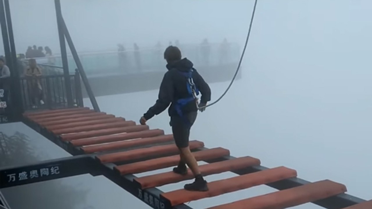 150 Meter über dem Boden passiert das Unaussprechliche