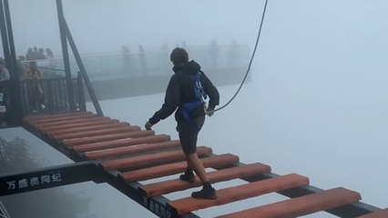 150 Meter über dem Boden passiert das Unaussprechliche