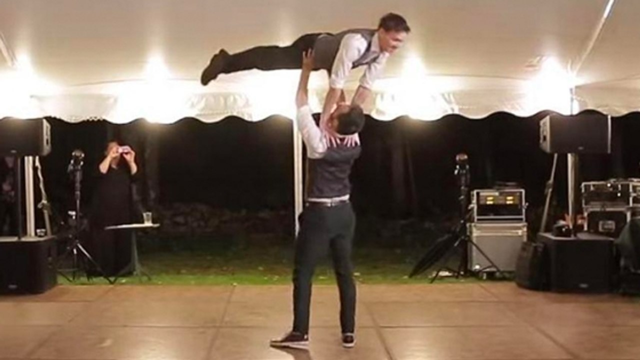 Hochzeitstanz mal anders: Mit ihrer Performance hauen sie alle um