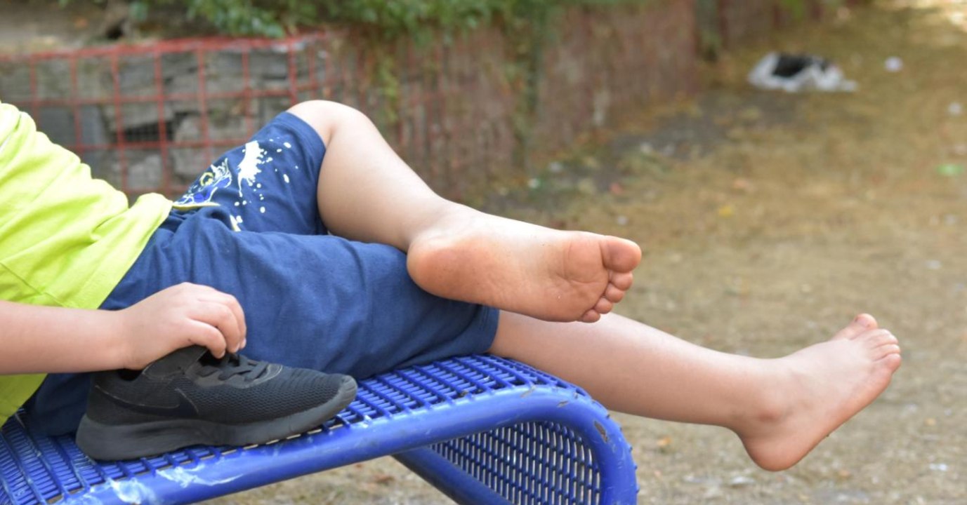 Junge tritt beim Spielen in Spritze. Im Krankenhaus wird das Blut darin getestet