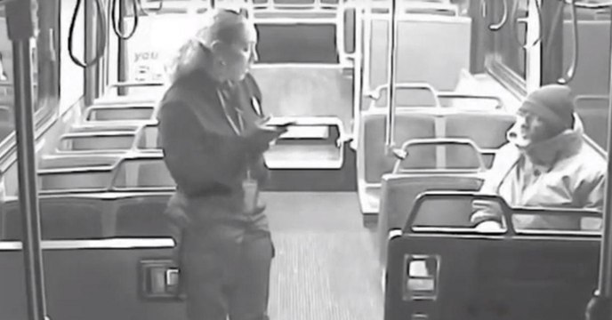 Ein Obdachloser steigt in ihren Bus. Die Reaktion der Fahrerin ist unvergleichbar!