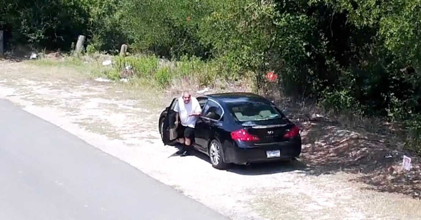 Überwachungskamera filmt Mann: Was er auf dem Parkplatz tut, ist grausam
