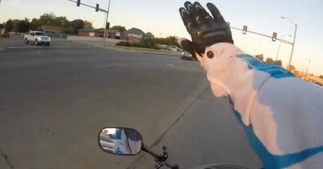 Download Video: Von ihrem Motorrad aus entdeckt sie ein winziges Etwas mitten auf der Kreuzung