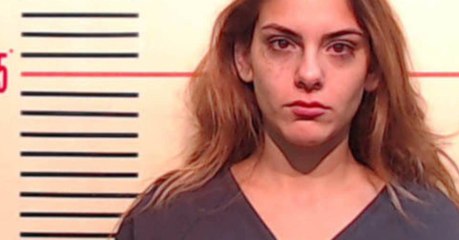 Auf Hochzeit: Model pinkelt gegen Baum - jetzt sitzt sie im Knast