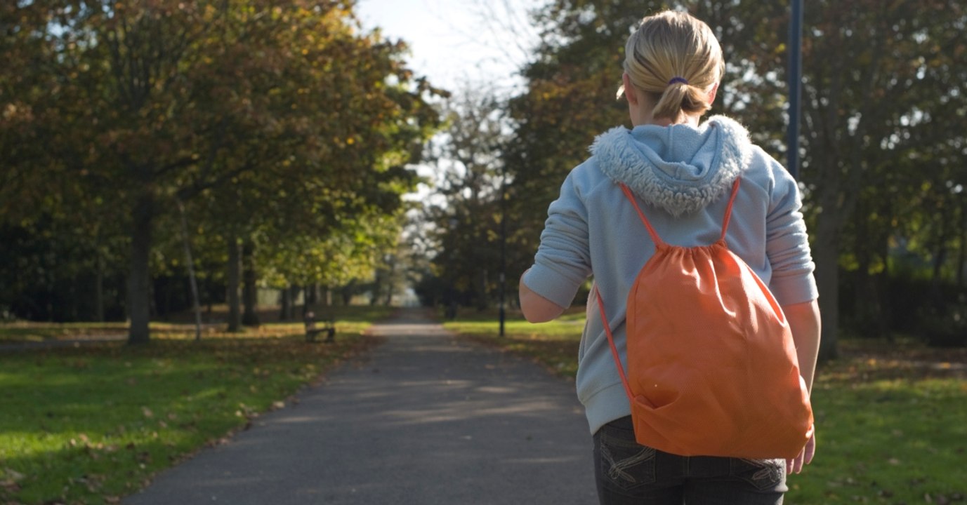 Bei 2°C zwingt er seine Tochter acht Kilometer zur Schule zu laufen. Der Grund stimmt nachdenklich