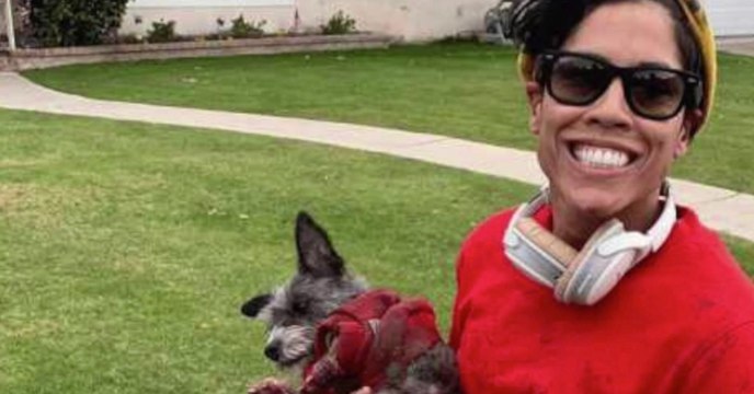 Sie bindet ihren Hund am Roller fest - und tritt aufs Gas