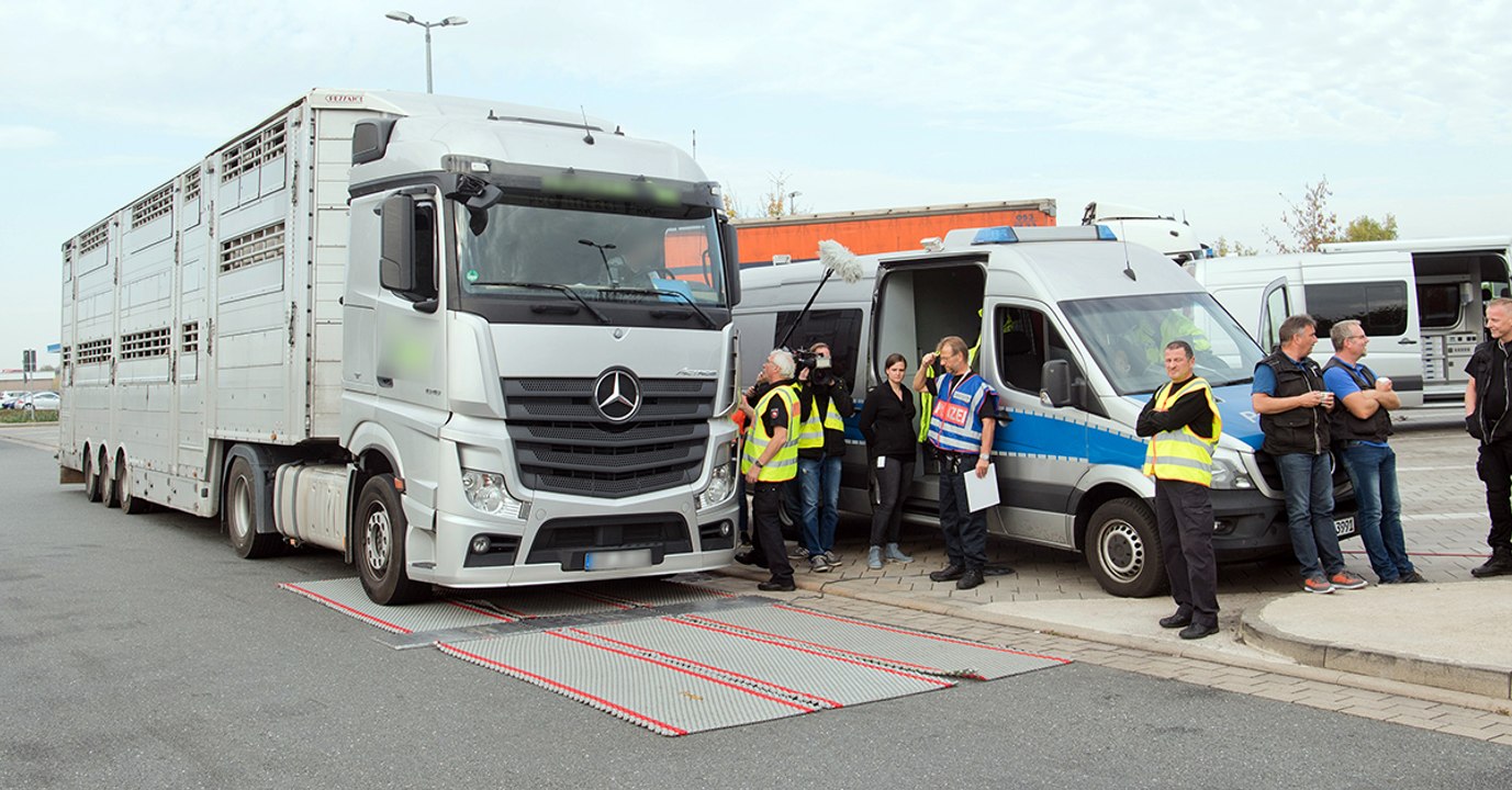 Lebensgefährlich: Polizei-Kontrolle deckt skandalösen Zustand auf der Autobahn auf