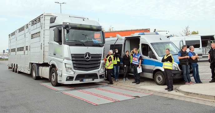 Lebensgefährlich: Polizei-Kontrolle deckt skandalösen Zustand auf der Autobahn auf